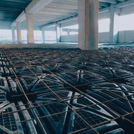 Primo piano sulla posa a incastro dei casseri a perdere Granchio